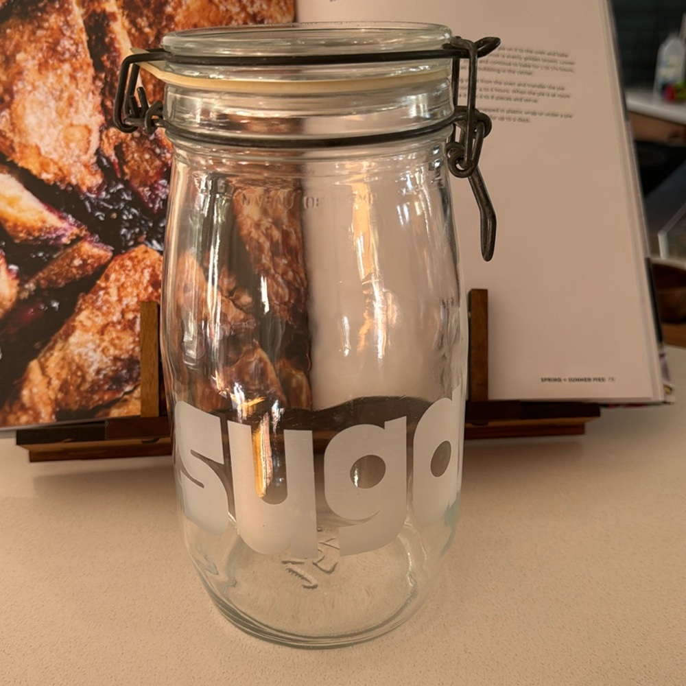 1.5 Liter Vintsgr Triomphe Glass Jar with “Sugar” etching